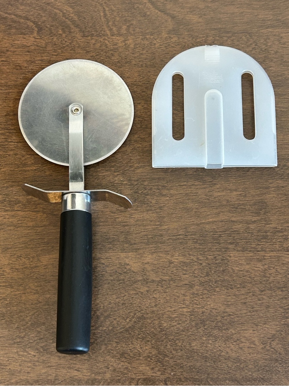 PAMPERED CHEF PIZZA CUTTER WITH STAINLESS STEEL WHEEL, GUARD & PROTECTIVE COVER